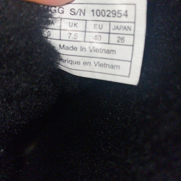 Bailey Bow Uggs - Picture 2 of 4